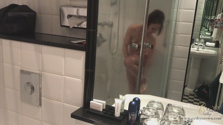 Cathy Crown Production: Saya lubang saya setelah mandi