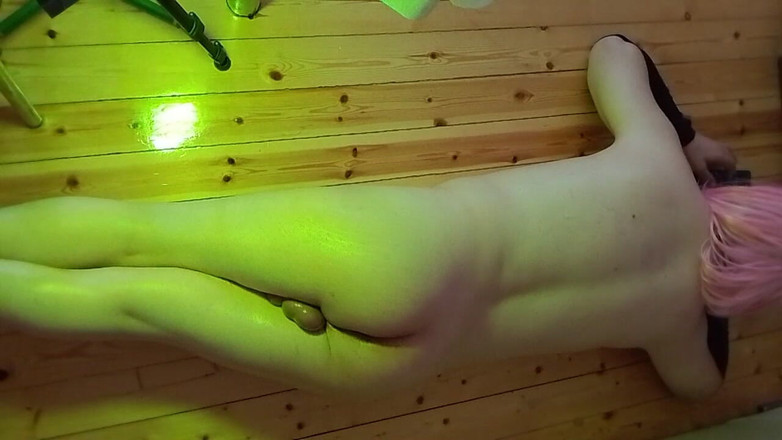 Kitty_Cross: 큰 엉덩이에 자기 오일 마사지를 즐기는 펨보이