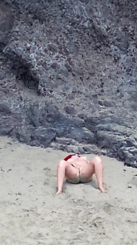 Nackte schönheit am strand - drohne pOV erotische entspannung