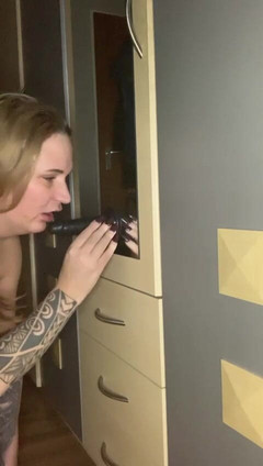 HureJacqueline: TS Sklavin Lutscht Dildo