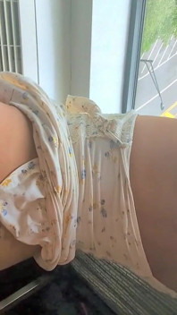 Istri yang doyan selingkuh lagi asik di depan jendela hotel- sampai suaminya pulang lebih awal dari pertemuan