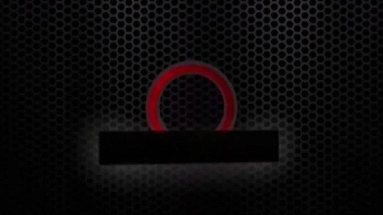 Cleo: Cleo in una camicia da notte nera si sditalina