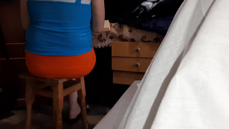 Lesbian-candys: 当我的邻居在写她的学期论文时，她的女朋友勾引我，我们同时射精