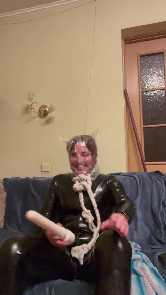 Elena917: 2 latex catsuits en 5 minuten in plastic zak