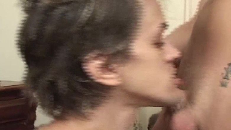SEXUAL SIN GAY: Un homme rencontre la scène - 1_two des jumelles minces se baisent...