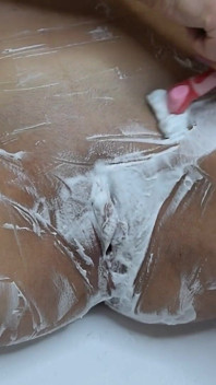 Tıraş makinesi ve tıraş köpüğü ile tıraş bıçağı ile kıllı bir amcığı tıraş ediyor! Close!