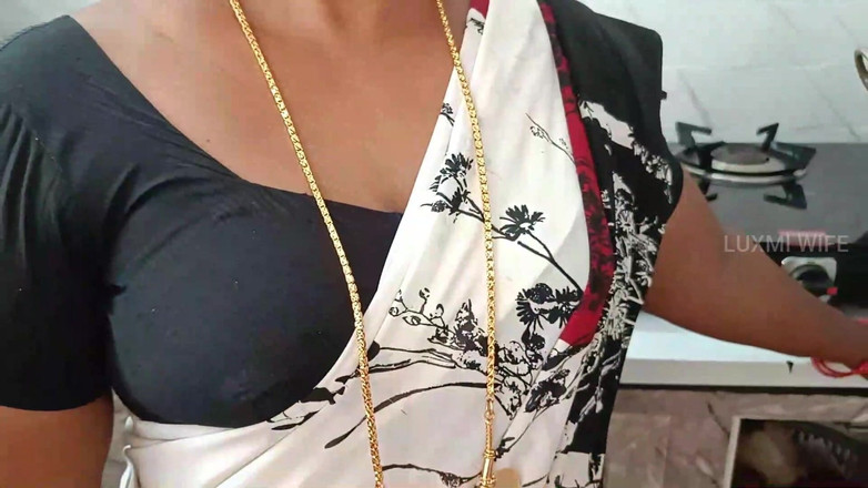 Luxmi Wife: 妻子从阴户流出达到高峰高潮 - 1