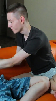 Kitzel den körper deines jungen, um ihn zu erregen