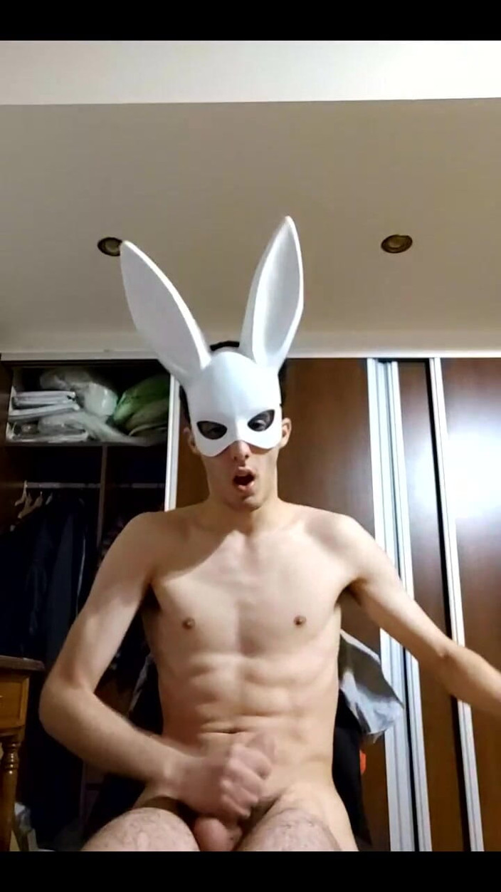 Floatie Boy: Bunny Looner स्ट्रीम पर हिलाते हुए बड़े गुब्बारे उड़ा रही है