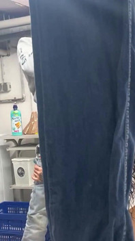 Tante seksi bertato diam-diam dipake sama dua pria di ruang bawah tanah