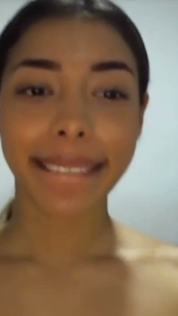 Colombianas amateur: Latina com peitões é Uan e está em seu quarto com...