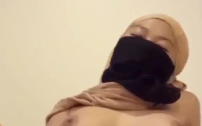 Jilbab69: Studentă excitată cu hijab își dopează vaginul