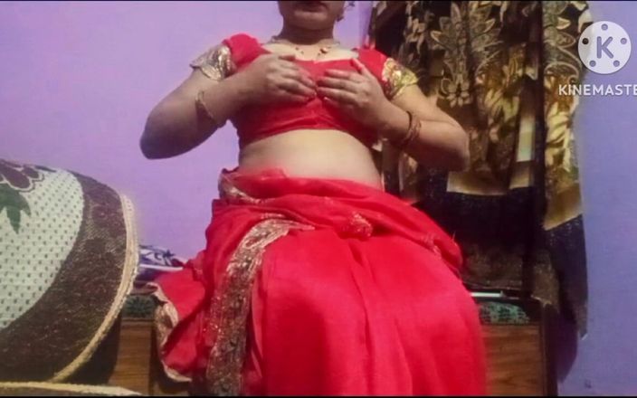 Sexy gunjan: Indická Desi Bhabhi dojí prsa a masturbuje její chlupatou kundičku