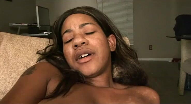 VOP Solo Babes: Gran culo de ébano masturbándose con su consolador