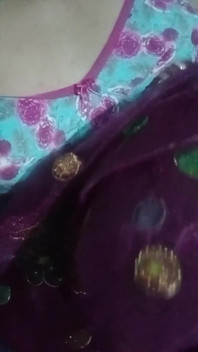 India crossdresser Gaurisissy sintiéndose cachonda en sexo en sari rosa