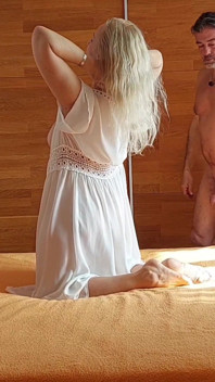Selena's bedspelletjes en seks in een blanke peignoir