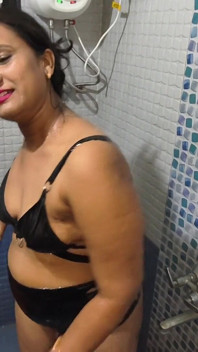 Desi Indian Marathi Kavita Nude Bath with Hairy Pusssy and Squtering