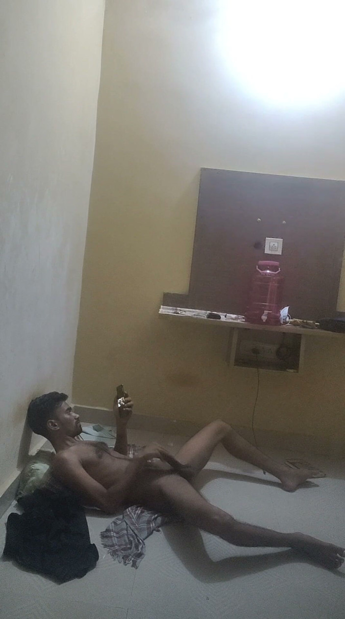 Rake: Odia allein zu hause masturbiert