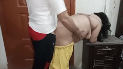 RedQueenRQ: 当她的丈夫去工作时，不忠的邻居邀请我去她家