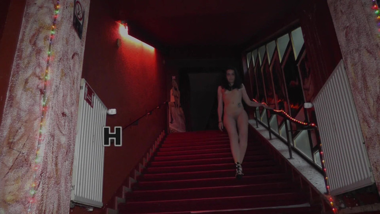 Club Express: Iserlohn'daki formica seks sinemasında tam dövmeli orta yaşlı seksi kadın...