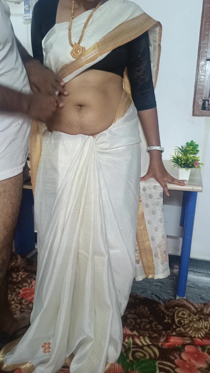 Inba: Malayali tante fickt mit ihrem manager auf dem bürotisch
