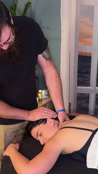 Video completo - massaggio sensuale in chat: sollievo dallo stress da un amico - cliff media productions