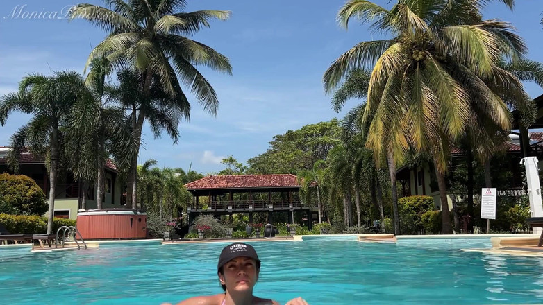 Princess Monica: プールでビキニ姿の胸と秘部を見せる