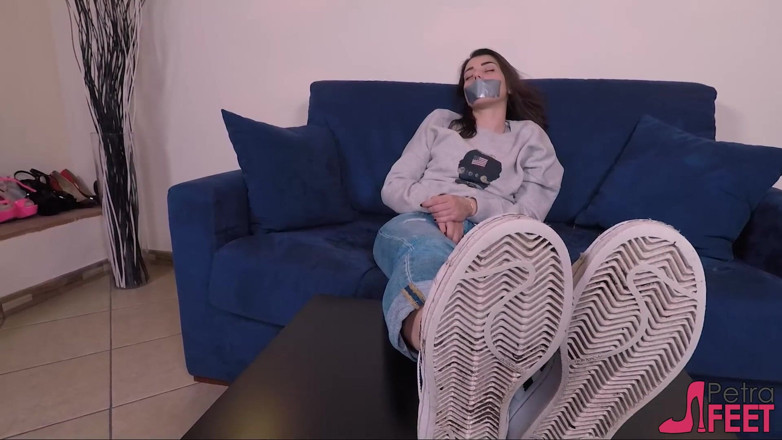 Foot Fetish HD: Los pies de Petra en esclavitud de cinta
