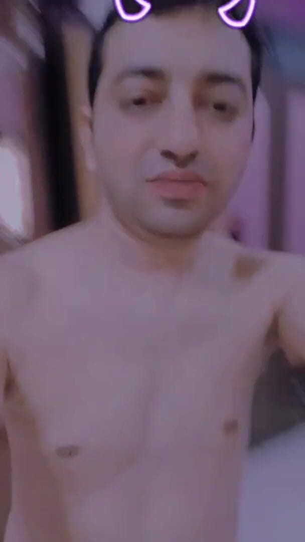 Cute & Nude Crossdresser: Naakt sexy mietje femboy toont zijn sexy naakte lichaam.