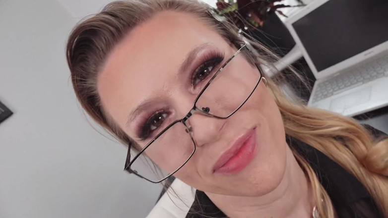 Michelle Moist: Secretária do escritório com tesão se masturbando no trabalho