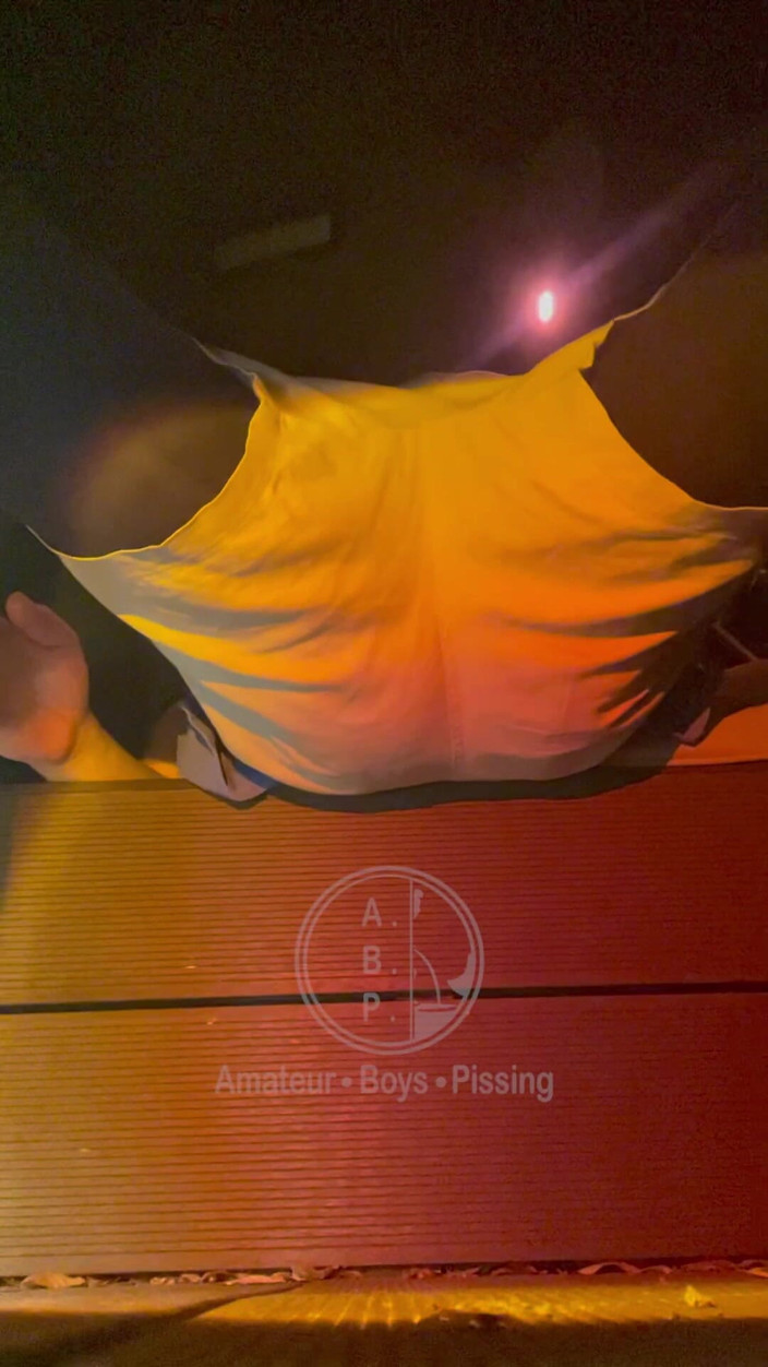 AmateurBoysPissing: Poprvé se snaží čůrat s análním kolíkem v zadku, Jules mu 'pomáhá'...