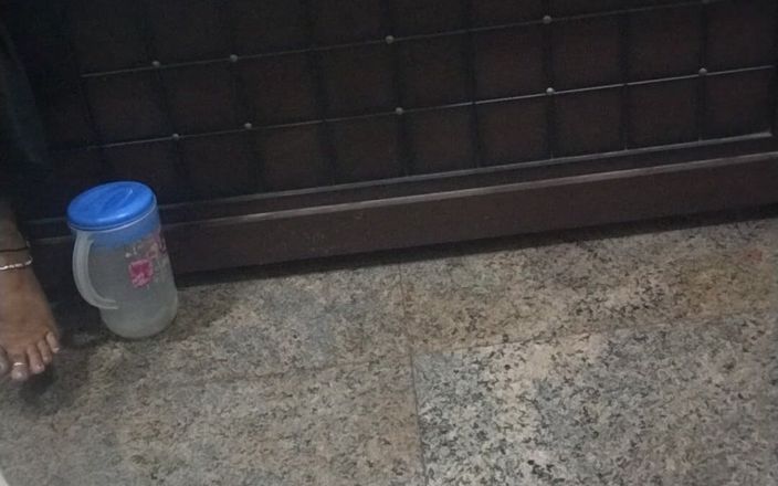 Tamil lesbian: Parlez de son travail de sexe à poil