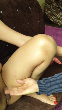 Saara tuổi teen Ấn Độ bị quyến rũ khi một người bạn nói với cô ấy một câu chuyện tình dục