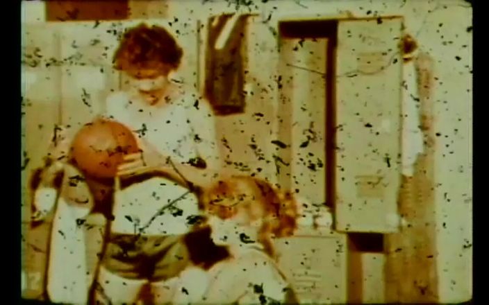 Vintage megastore: Молодых шлюшек 70-х с волосатой киской трахнули и кончили на лицо (полный фильм)