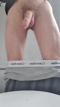 Sıska twink eğiliyor ve yarakla oynuyor yakın çekim