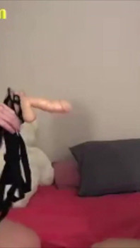 Si rambut coklat ketat Cleonya dikongkek dengan strap-on oleh Annie Knight!