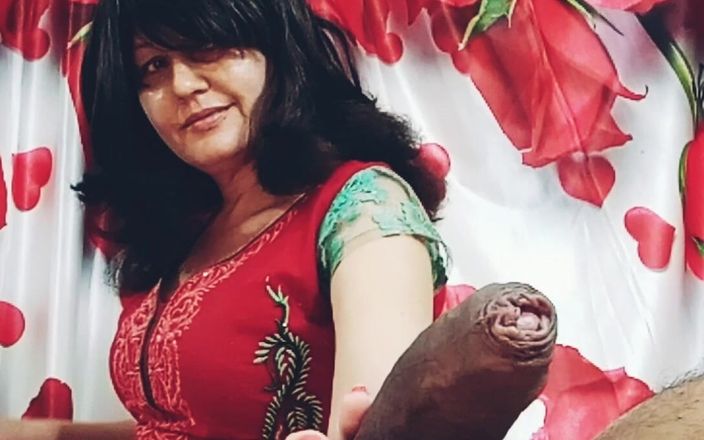 Bolly Karma: Cougar milf, terwijl ze likt