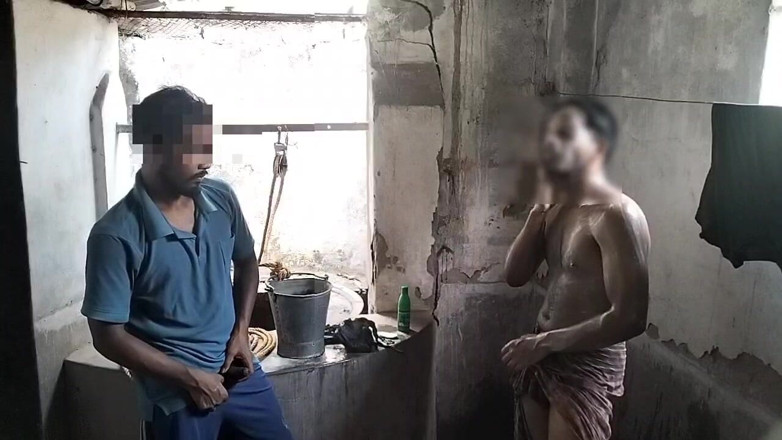 Desi Tits: Duşta ilk kez komşu adam twink'i sikiyor
