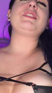 È davvero la tua prima volta: plug anale pov e scopata strap-on dalla tua ragazza