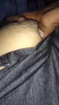 Menyentuh isteri saya semasa dia berehat di katil