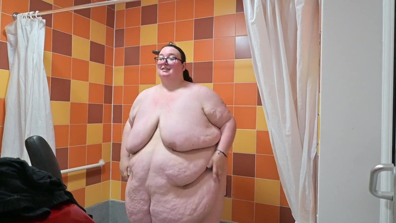 SSBBW Hunter: Bella donnona si mette in costume da bagno attillati