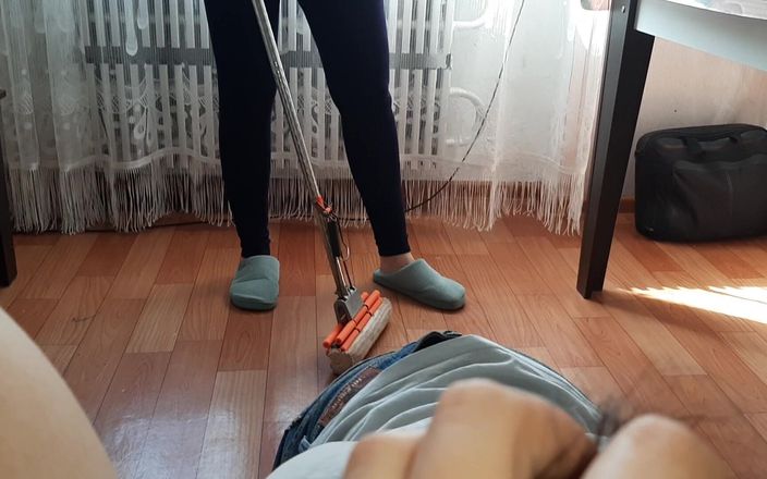 Lesbian-illusion: Mijn vriendin likt mijn poesje riskant terwijl haar moeder de...
