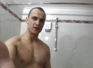 European Classics: Vollbusige brünette löffelt, bevor ihre muschi in der badewanne verführt...
