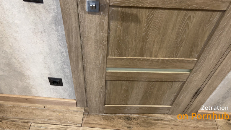 Zetration: 我雇佣了一个清洁女工，她在淋浴时发现我，最后吮吸了我的鸡巴