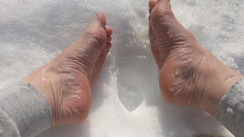 FoxyAndZaz: Je marche pieds nus dans la neige, la neige craquant...