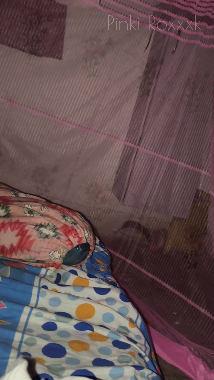 Pinki rockstar: Riya montó la polla después de aplicar aceite