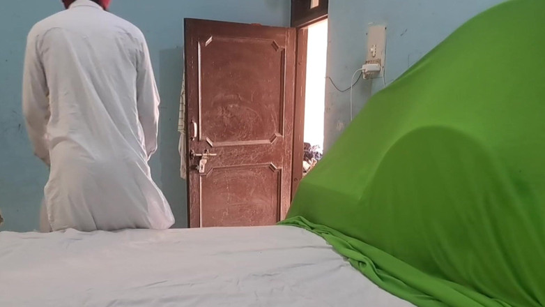 MHM: Punjabi líder mira en juego de rol - blanca Kurta pijama...