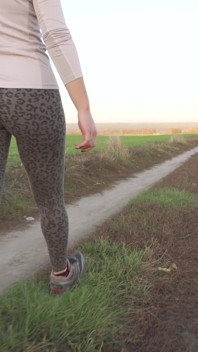 Uctívejte můj chodící milf zadek v těsných leopardích legínách