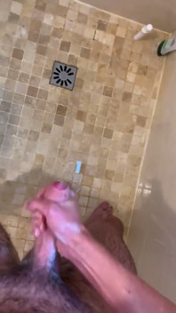 Jeune Homme Sous La Douche Branle Sa Bite Pleine De Savon Et Éjacule Fort