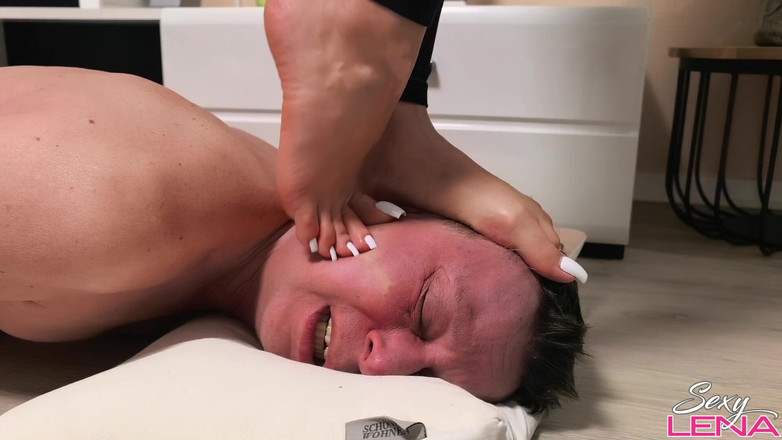 Goddess Lena: Călcat desculț